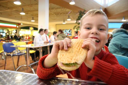 Child eat burger