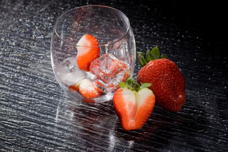 Strawberries on ice - Cocktail Dessert