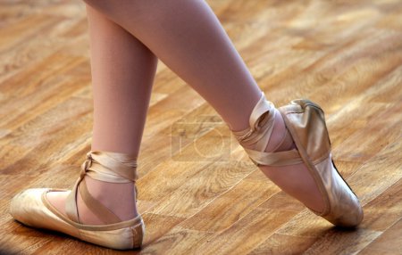 A ballet fragment with little girls legs on pointes