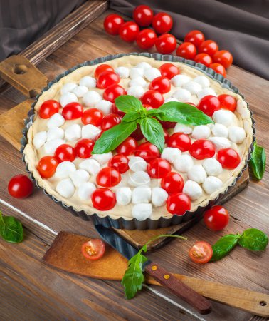 Pie with mozzarella, chicken and tomatoes