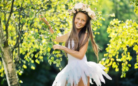 Young girl wearing nice flowerhat