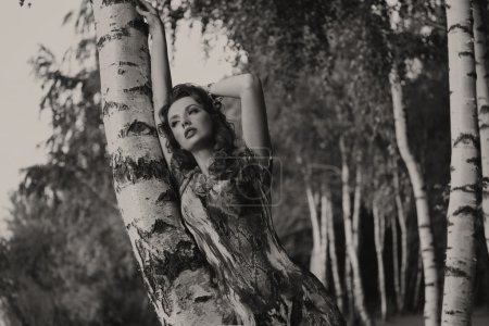 Black&white photo of nice dressed woman