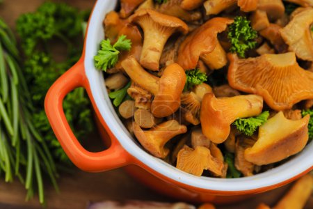 	Chanterelle mushrooms cooked in a pan