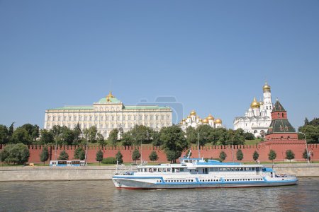 River ship against the background of the Kremlin