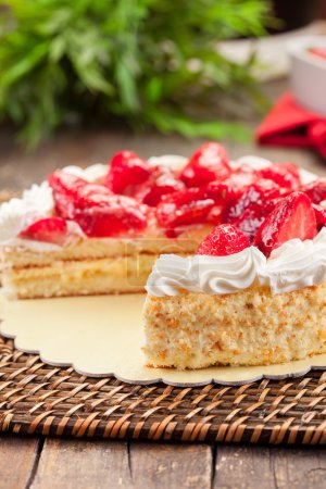 Strawberry Cake with Cream