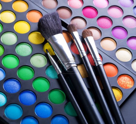 Makeup brushes and make-up eye shadows