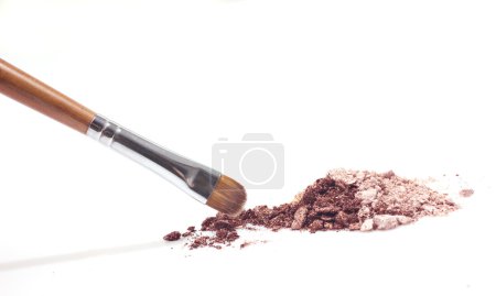 Brown makeup brush and brown eyeshadow